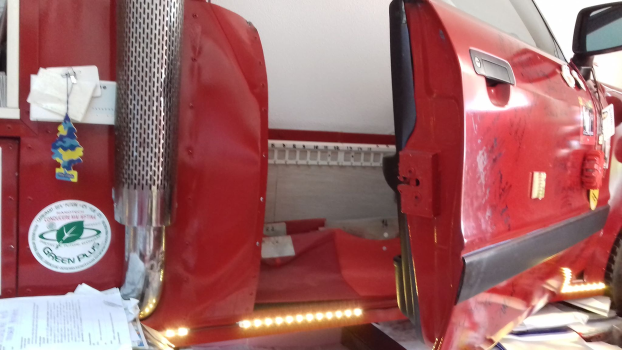 Aici sunt ținute cheile de la camere, după ușa mașinii rupte în accident