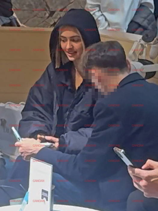 Iuliana Beregoi a încercat să se ascundă, însă fără succes. Zeci de fani au luat-o cu asalt la mall