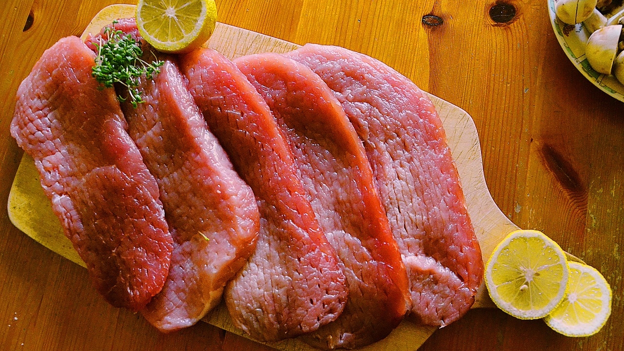 Carnea pe care majoritatea românilor o evită! Este mai sănătoasă și mai savuroasă decât cea de porc sau vită