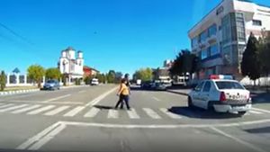 Imagini şocante din Gorj: Doi oameni, la un pas să fie călcaţi pe trecere, de maşina de poliţie. Ce a păţit şoferul