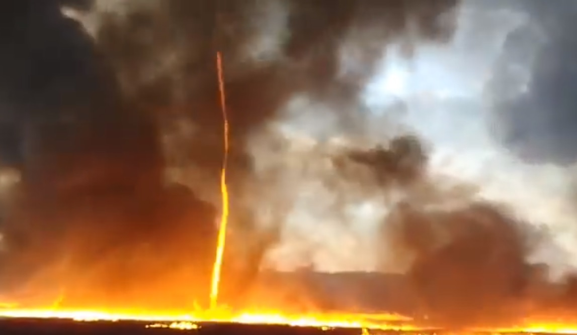 Un incendiu asemănător unei mini tornade a izbucnit într-o fabrică din Marea Britanie! VIDEO