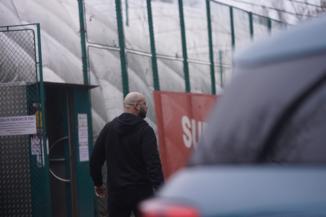 Giani Kiriță se protejează în stilul lui (Foto: CANCAN.RO)