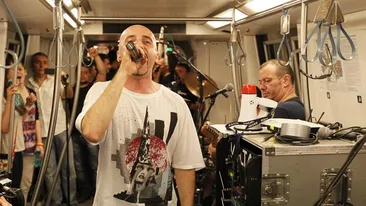 Sute de oameni si-au varsat nervii pe George Vintila! Huiduieli, injuraturi, nervi si fani dezamagiti, la concertul Voltaj in metrou! Cu George la puscarie!