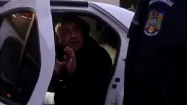 Spectacol grotesc în stradă, la ieșirea din Alexandria. Un membru al clanului Mărmureaua, beat la volan, a făcut show cu polițiștii - VIDEO