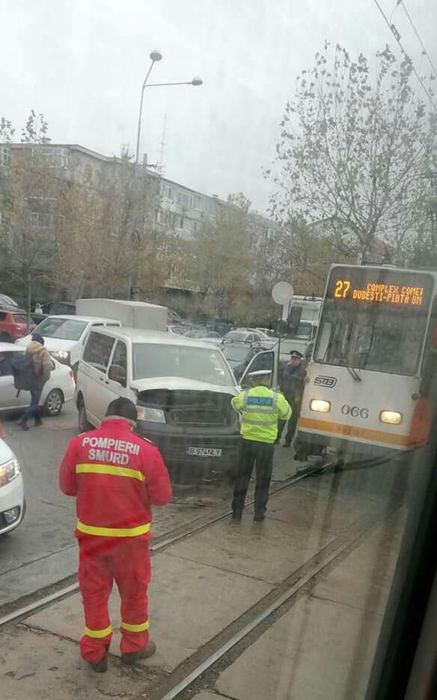 Accident în București între un tramvai și o dubă. În urma impactului violent, doi oameni au ajuns la spital