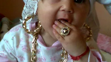 Imaginea de 24 de carate! Fetita asta de doar cativa anisori e BLINDATA de aur - O trag in jos cerceii si ghiulul, iar dintisorii ei nu sunt de lapte, sunt de AUR!