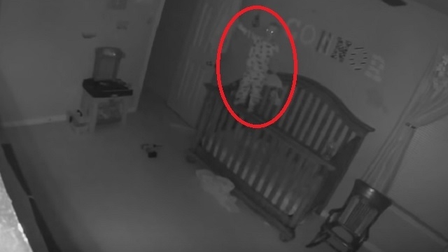 Te trec fiori pe şira spinării! Filmuleţul cu un bebeluş posedat a şocat milioane de internauţi 