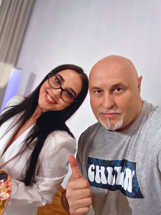 Interzis cardiacilor! Face artă cu bustul gol: Artista Adelina Robu pictează cu nurii și susține că nu e nimic rușinos în asta!„Eu exprim feminitatea. Corpul unei femei este frumos!”