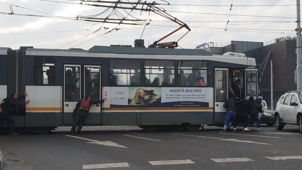 Imagini fabuloase în București! Tramvai împins de călători în mijlocul unei intersecții: “Piața Sudului, azi”