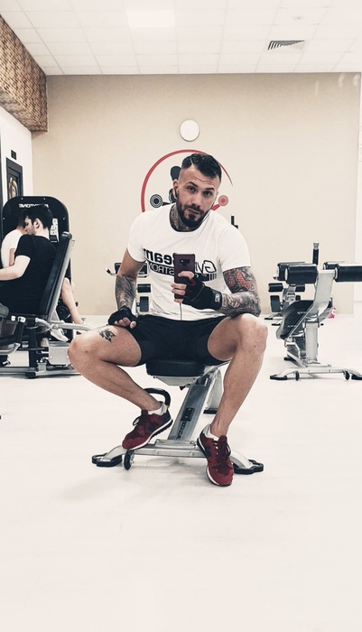 Cum arăta ispita Narcis Bujor în liceu, fără mușchi și fără tatuaje. Imaginile din Tecuci pe care „fiorosul” de la Insula Iubirii le-ar vrea șterse