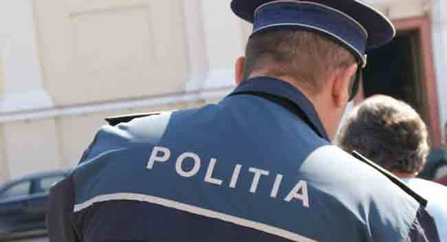 Poliţiştii l-au ridicat pe bărbat pentru a-l duce în faţa magistraţilor