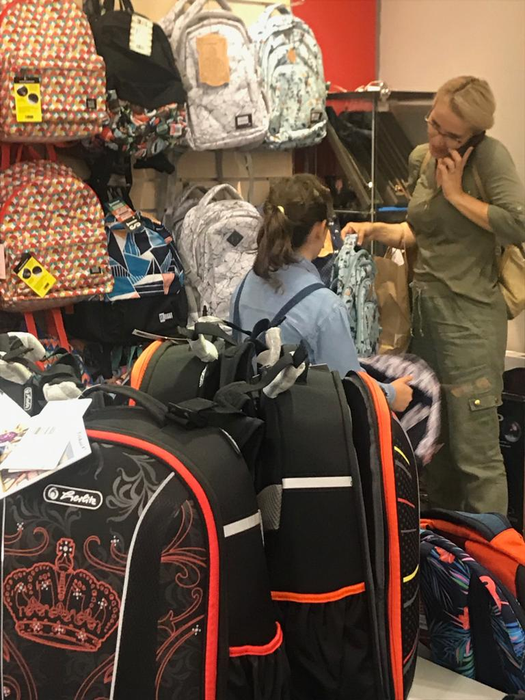 Ramona Ioana Bruynseels, la cumpărături alături de fetițele ei. Cum s-a îmbrăcat la shopping candidata la alegerile prezidențiale