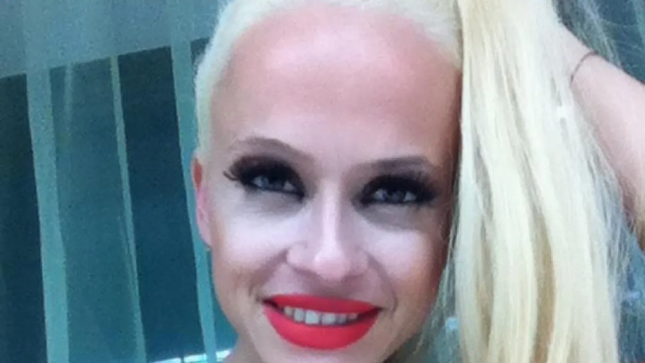 Primele poze cu Anda Adam de cand si-a pus silicoane! Uite cum arata acum decolteul blondei! Tu vezi vreo diferenta dupa operatie?