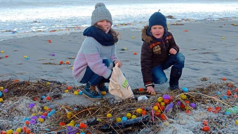 Asta da surpriză! Se întâmplă doar în filme. Mii de ouă Kinder au apărut peste noapte pe o plajă din Germania