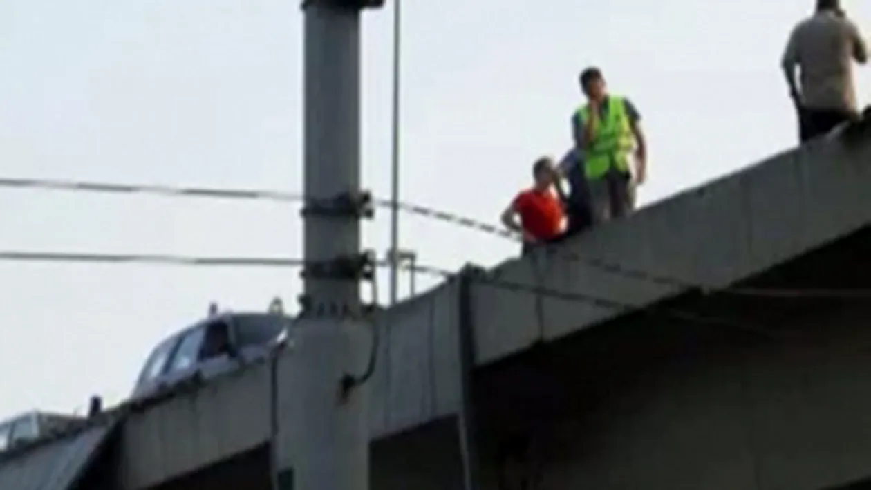 VIDEO Un roman a cazut cu TIR-ul peste o cale ferata din Italia!