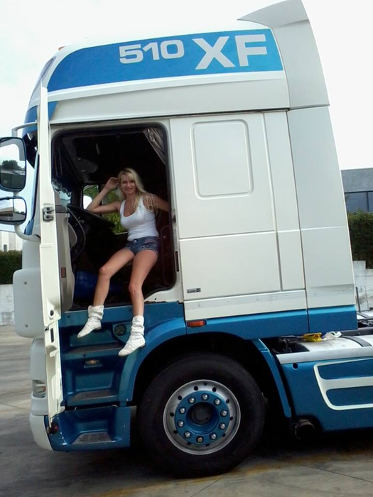 Sexy-românca șofer de TIR în Spania. Ce îi transmit colegii Crinei prin stație când o văd