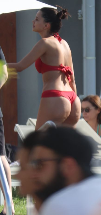 Bianca Marina a fost îndelung admirată la piscină (Foto: CANCAN.RO)