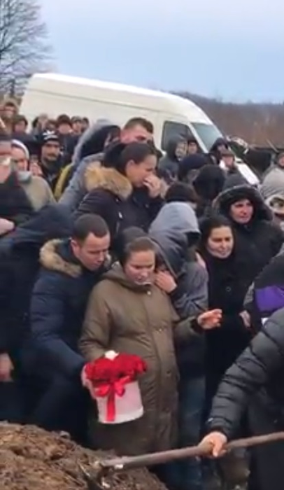 Imagini de la înmormântarea mamei din Timiș cu 18 copii! E cutremurător ce s-a întâmplat când au băgat-o pe Lidia în groapă. VIDEO