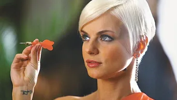 Din spate liceu, din fata muzeu. Jojo, aparitie dezastruoasa la un eveniment monden