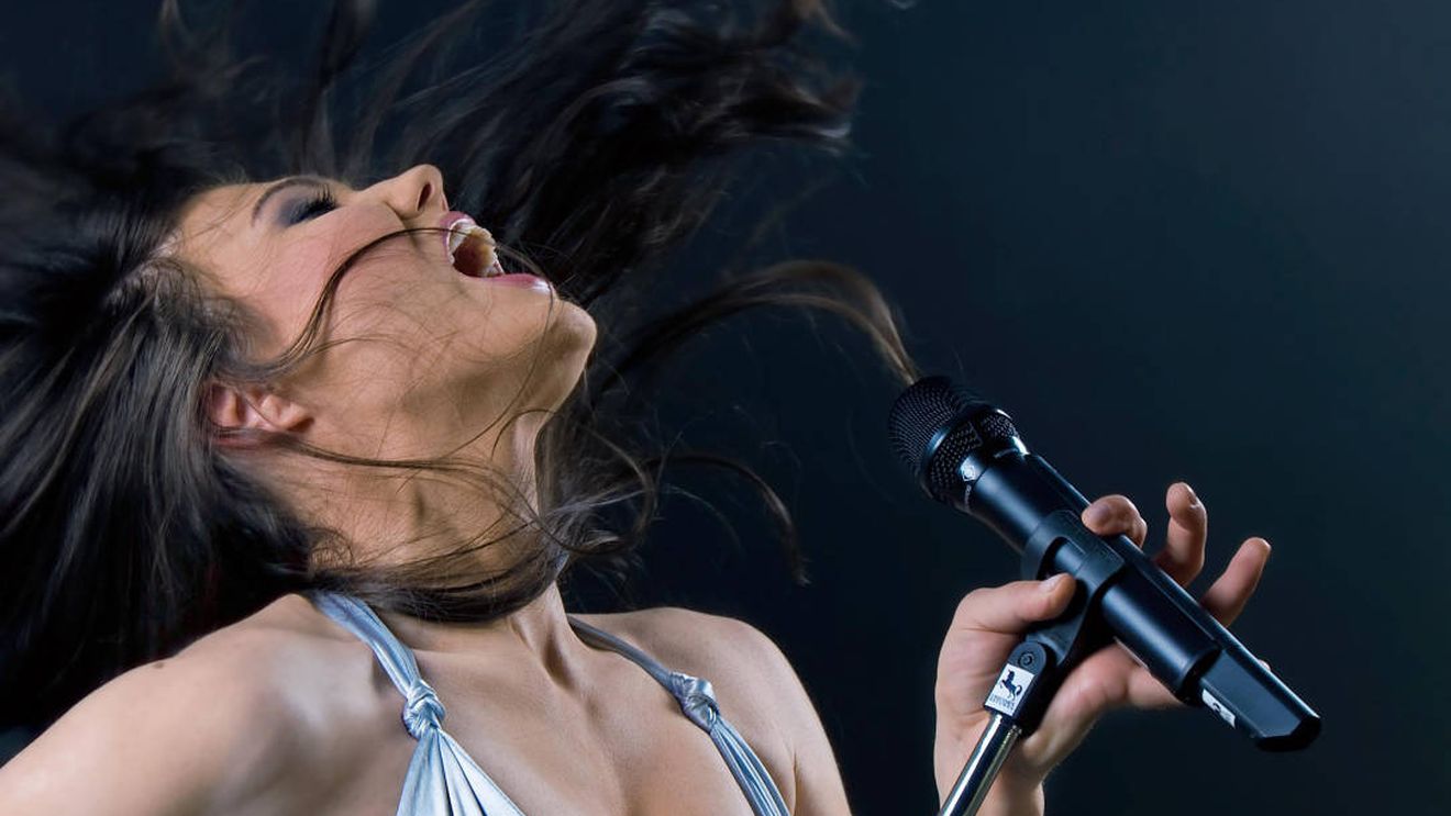 Cu sanii pe afara si foarte dezinvolta! Vezi aici cat de sexy a redevenit Paula Seling!