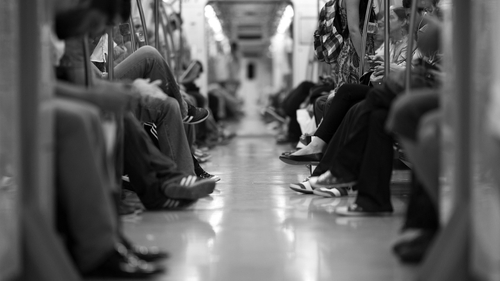 Comoara descoperită într-una dintre stațiile Metroului București. Călătorii habar nu au pe ce calcă