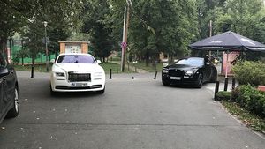 Imagini cum nu vezi decât o dată în viaţă... Asta e ultima aroganţă pentru Oli Jr. şi Edi Chioru a lu’ Ticuţă: au făcut grătar lângă Rolls-urile de juma’ de milion de euro!