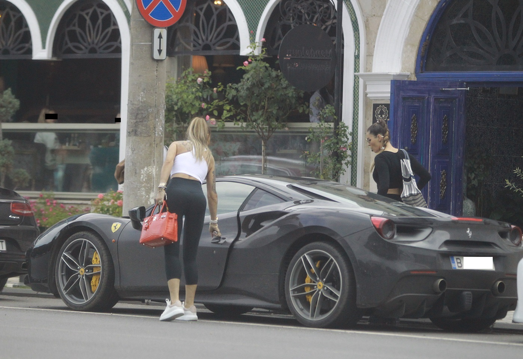 Anamaria Prodan și Denisa Nechifor, la plecarea din restaurant