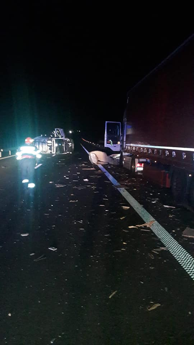 Tragedie pe autostrada A1 Lugoj – Deva. Doi bărbați au murit după ce au fost spulberați de un TIR pe banda de urgență