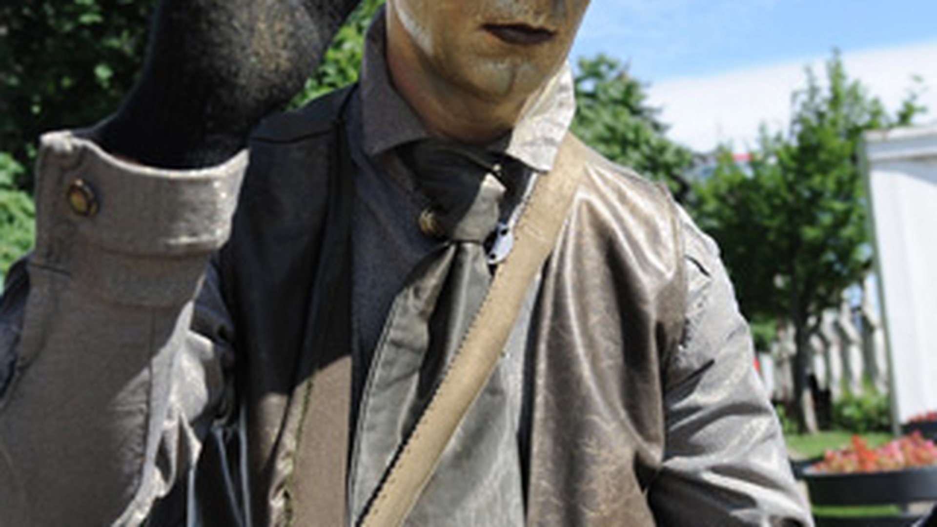 Nono Semen, in postura de Statuie Vie, in Parcul Herastrau, cu un machiaj metalic si un costum de postas