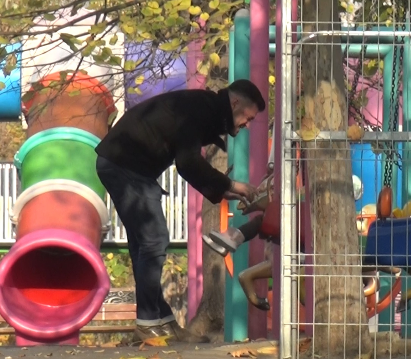 Victor Slav, în parc, cu fiica sa