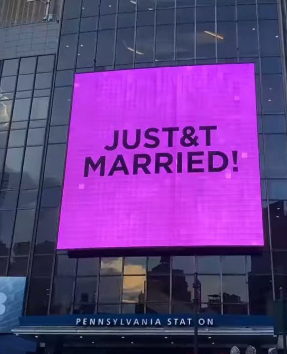 Ecranele arenei au afișat mesajul „Just Married”