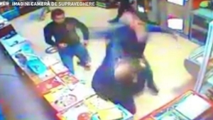 Imagini șocante! Un tânăr de 26 de ani, bătut cu sălbăticie și înjunghiat de 14 ori