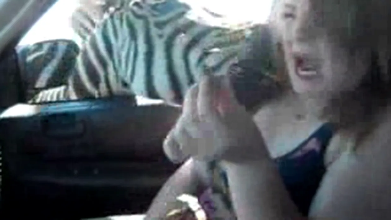 VIDEO Socant! O zebra s-a repezit la gatul unei fete care vroia sa o hraneasca si a muscat-o violent!