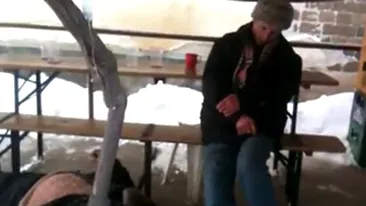 VIDEO Pentru ei, zapada si gerul sunt doar motive ca sa se faca praf cu tarie! Uite in ce hal s-au imbatat 3 tarani pana au cazut lati in zapada!