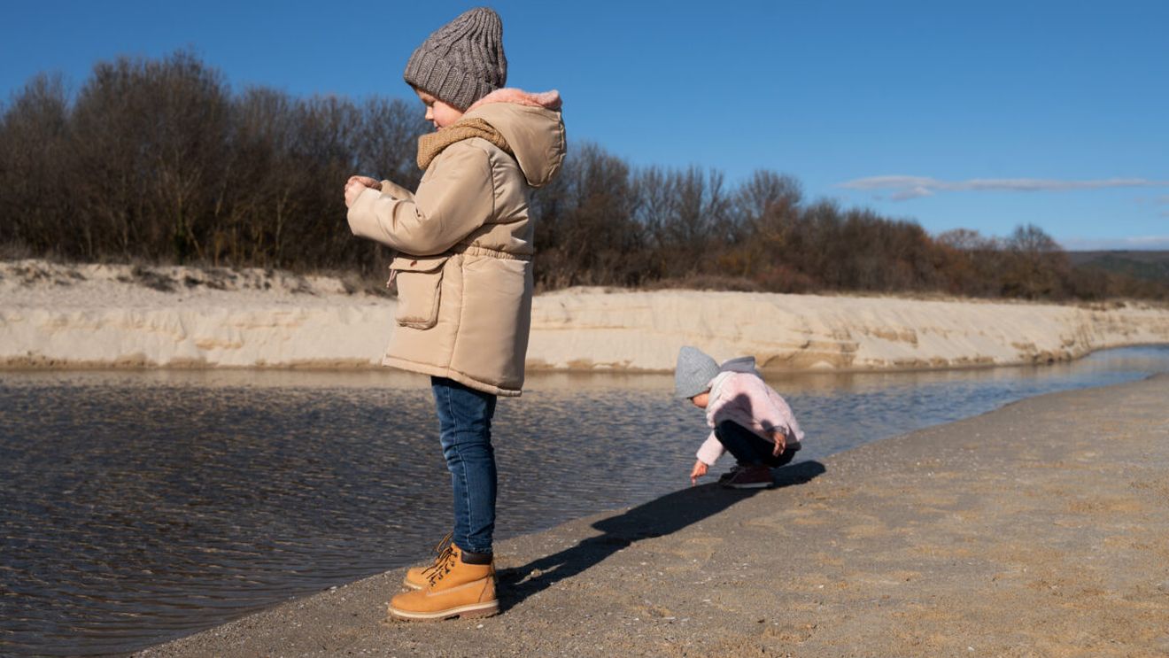 Un nepalez a salvat de la moarte o fetiță de 5 ani, la Craiova. 6 persoane săriseră în lacul înghețat, dar au rămas blocați în gheață
