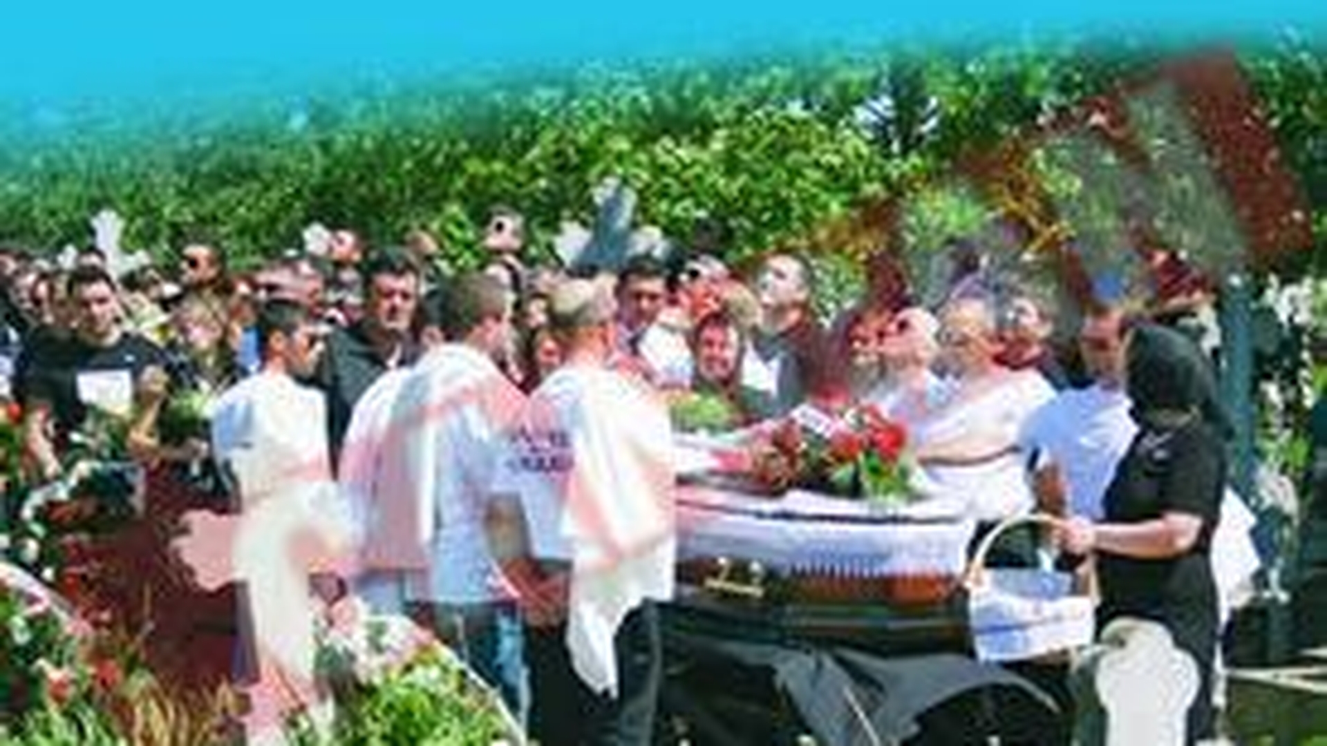 La inmormantarea pilotului au cazut flori din cer