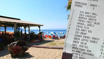 Cât au plătit 3 turiști români pentru o zi de plajă în Thasos: șezlonguri, bere și mâncare. La final, când au văzut nota de plată, s-au uitat lung