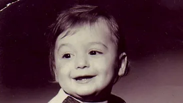 N-o sa-ti vina sa crezi in ce barbat sexy s-a transformat acest baietel cu ciorapi in dungi!