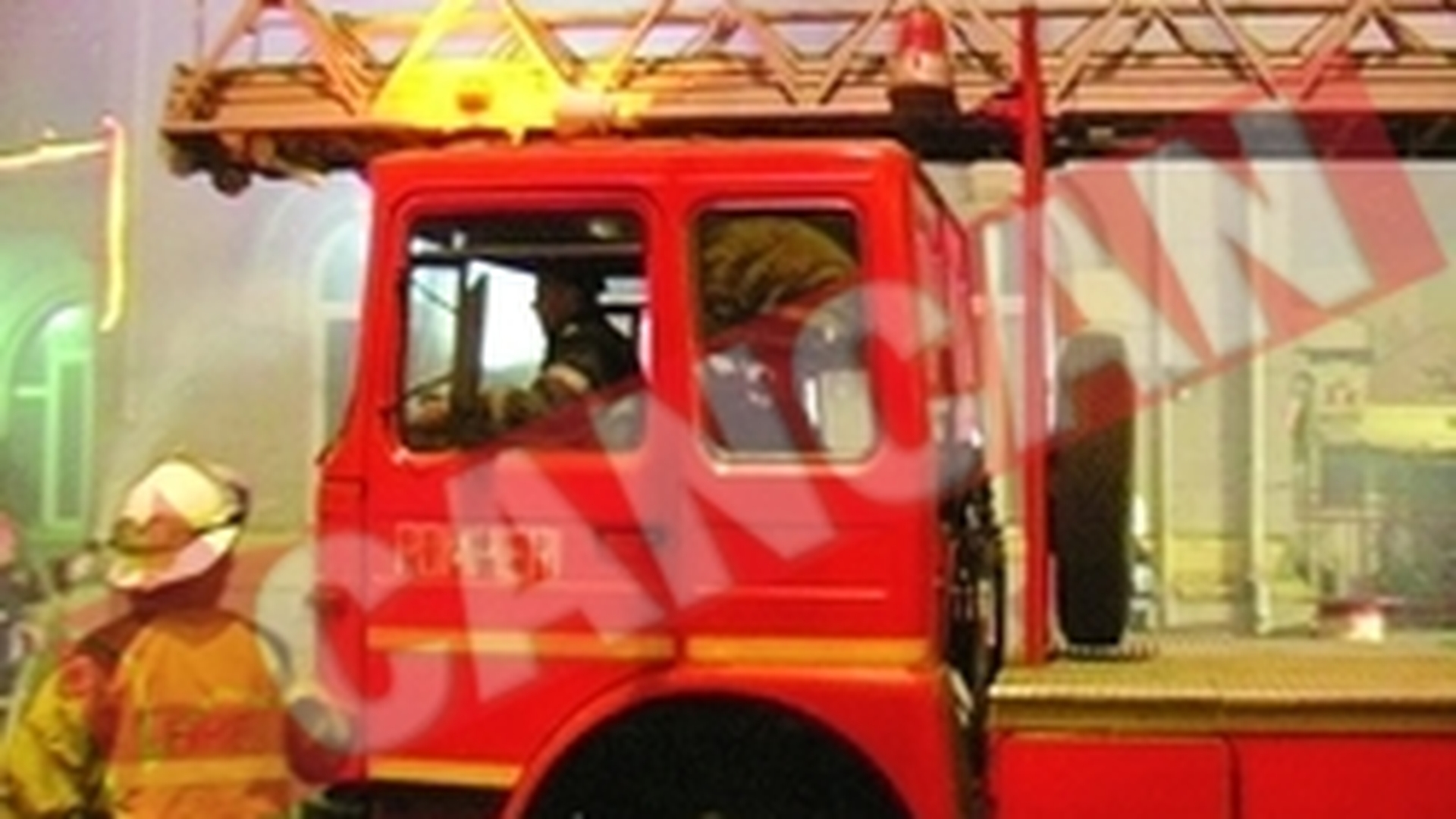 Flacari pe acoperisul Garii de Est