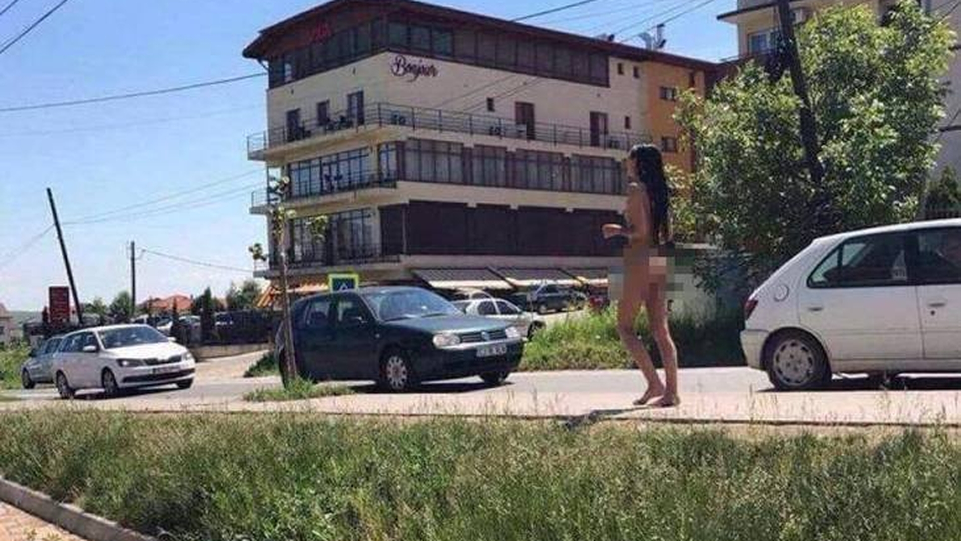 Tânără din Cluj, drogată şi lăsată să umble goală pe stradă! Ce au făcut trecătorii atunci când au văzut-o