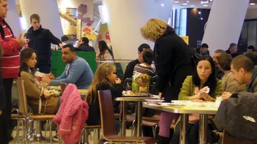 Raluca Moianu, prea grabita pentru fiica ei. A pus-o sa manance la la foc automat ca sa ajunga la o intalnire!