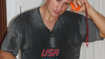 Scoate bani si din piatra seaca! Uite ce face tatal micutului Hercule chiar in curtea casei!