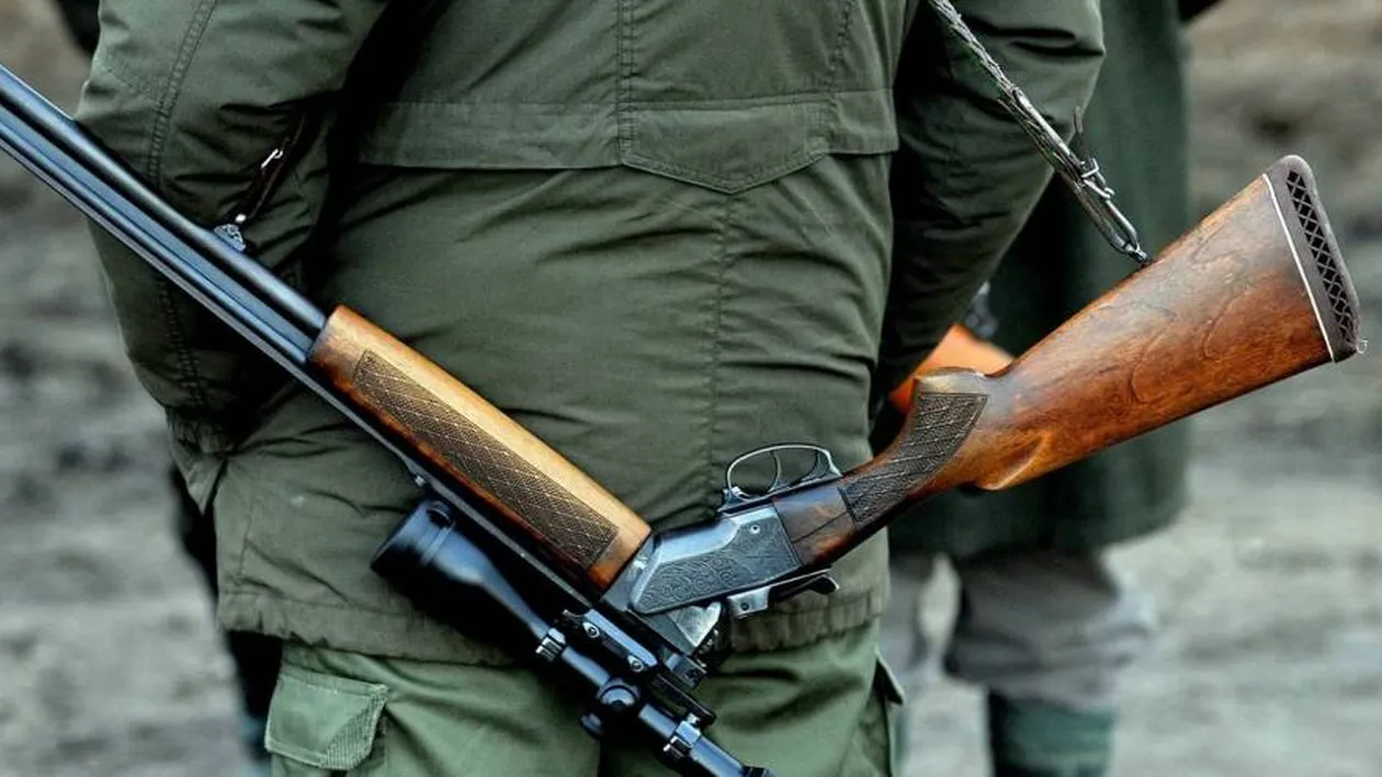 Un bărbat și-a împuşcat partenerul de vânătoare după ce l-a confundat cu un mistreț