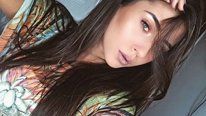 NICOLE CHERRY e tot mai lipsită de inhibiţii! S-a pozat în costum de baie şi le-a arătat tuturor...