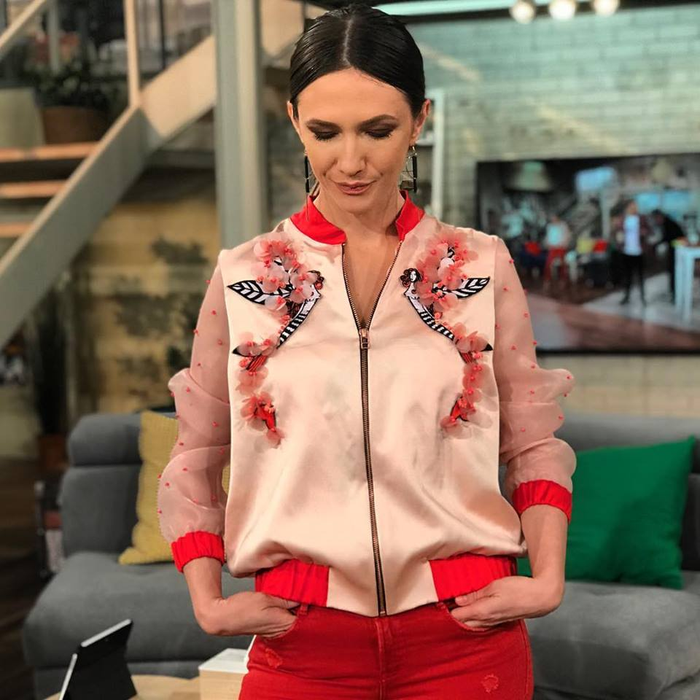 Adela Popescu, supraponderală și cu lenjeria intimă pe afară. O fană a criticat-o imediat: „S-a transformat rău”