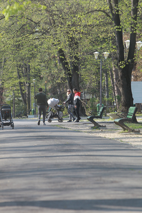 Dorel din Las Fierbinți și-a luat soția și copilul și a ieșit în parc, la plimbare