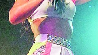 Cheryl Cole a baut cot la cot cu fanii in timpul unui concert. Hai noroc si inca un shot!