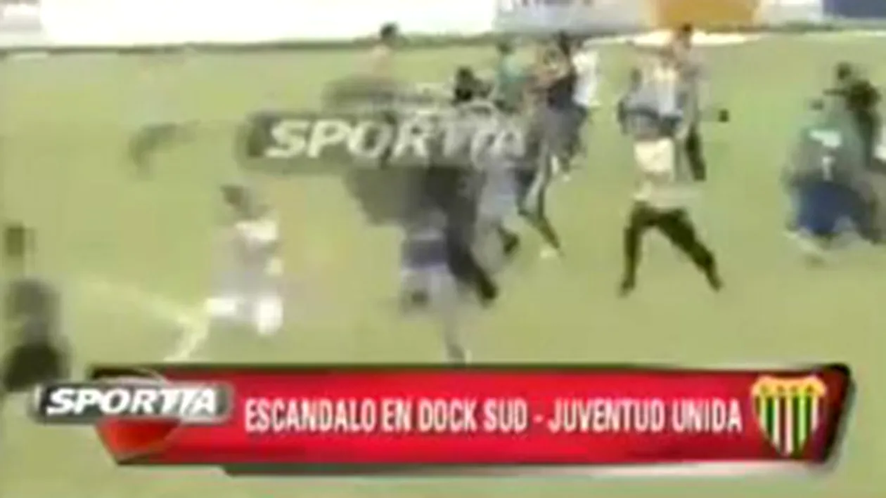 VIDEO In Argentina, fotbalistii au fost fugariti si dezbracati!