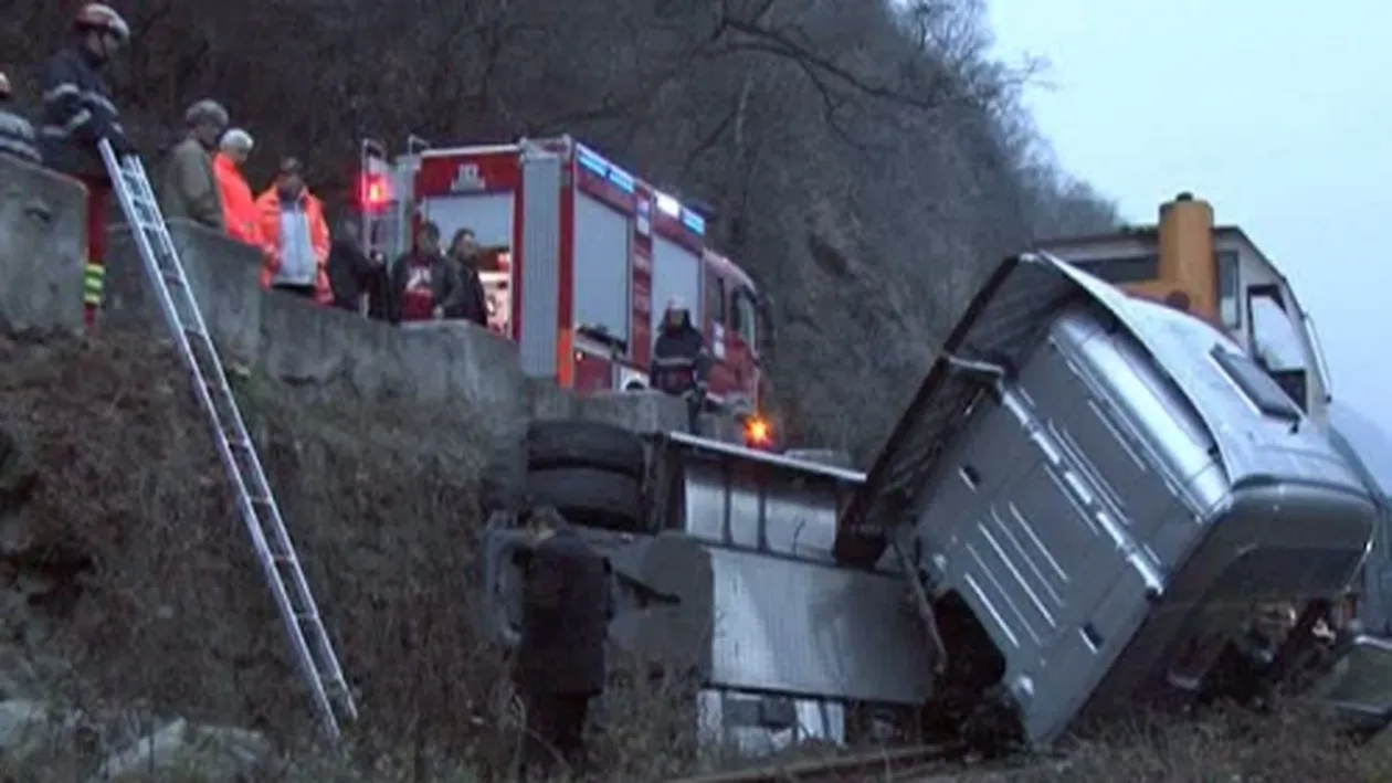 Accident pe Valea Oltului, între un tren şi un TIR înmatriculat în Bulgaria