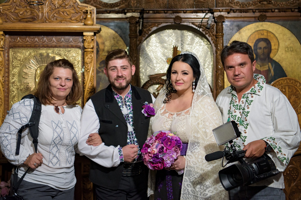 Silvana Rîciu și Nicușor Ioniță s-au căsătorit religios! Cântăreața a îmbrăcat o rochie de mireasă atipică și le-a impus invitaților un dress code